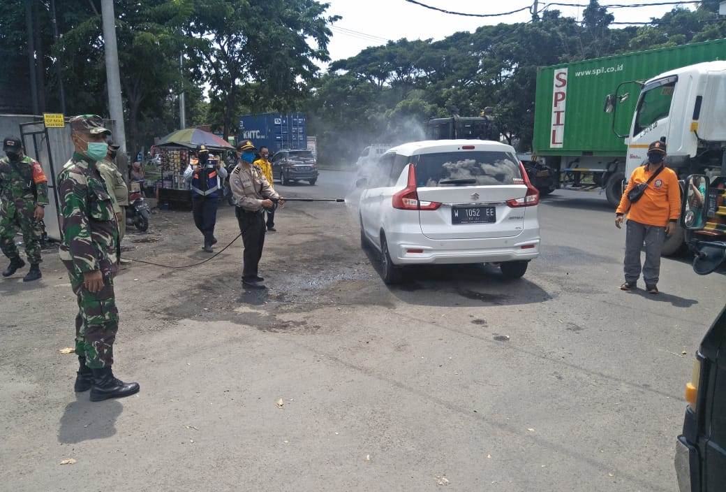 Polsek Asemrowo & Instansi Samping Lakukan Penyemprotan Disinfektan Pada Mobil Keluar Tol