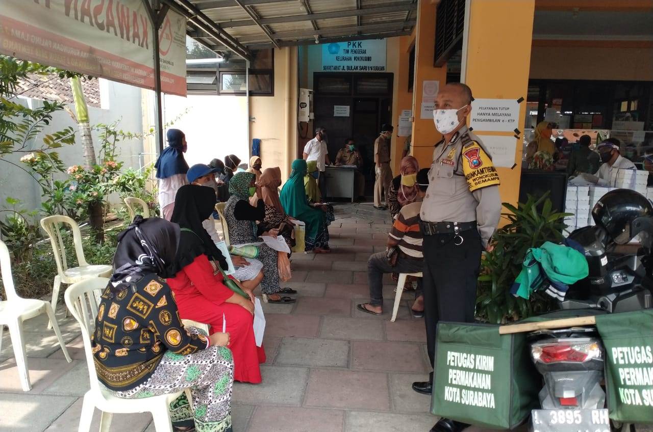 Babinkamtibmas Wonokusumo Amankan Pembagian Kartu Keluarga Sejahtera di Kantor BNI