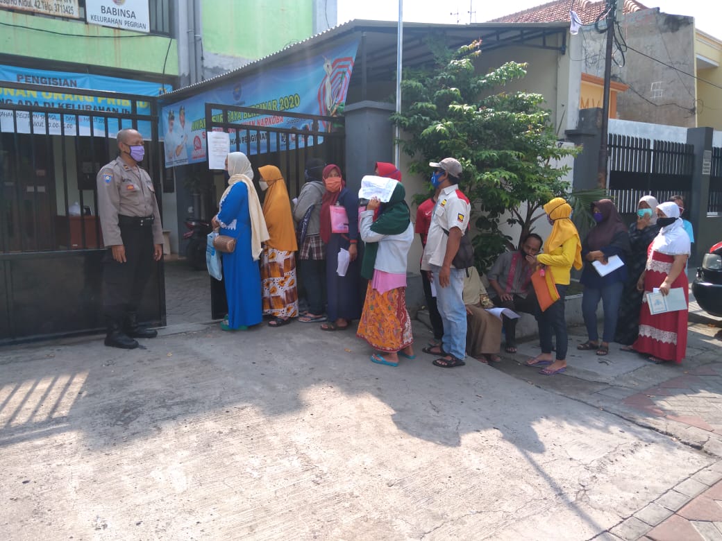 Panit Binmas Polsek Semampir Kawal Pembagian Sembako di Kantor Kelurahan Pegirian