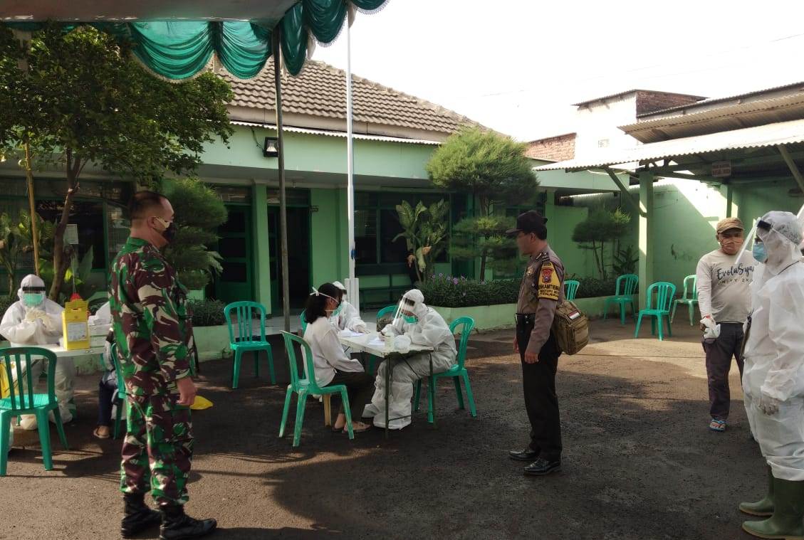 Babinkamtibmas Sidotopo Wetan Pantau Pelaksanaan Rapid Tes