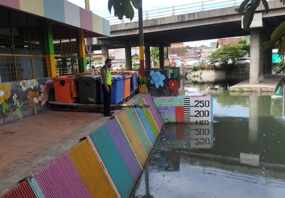 Polsek Krembangan Pantau Debit Air Antisipasi Potensi Bencana Banjir