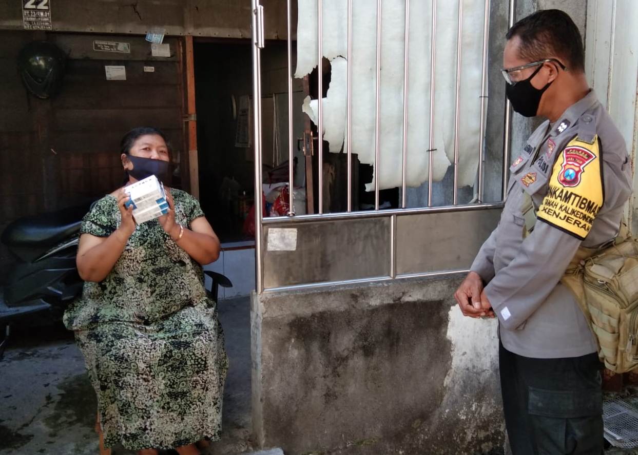 Babinkamtibmas Takal Kedinding Serahkan Obat Herbal Untuk Warga Positif Covid-19