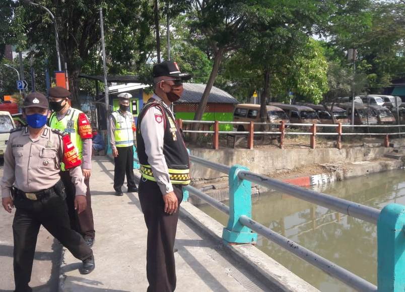 Polsek Pabean Cantikan Pantau Ketinggian Air Sungai Kalimas