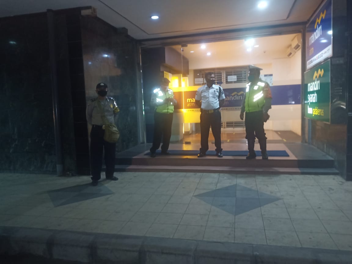 Polsek Pabean Cantikan Sambang Kantor Bank Dalam Rangka Patroli Malam
