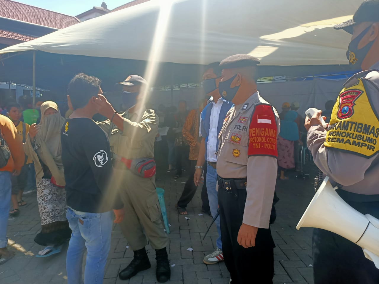 Polsek Semampir Sosialisasikan 3M Ke Warga Yang Mengantri BLT