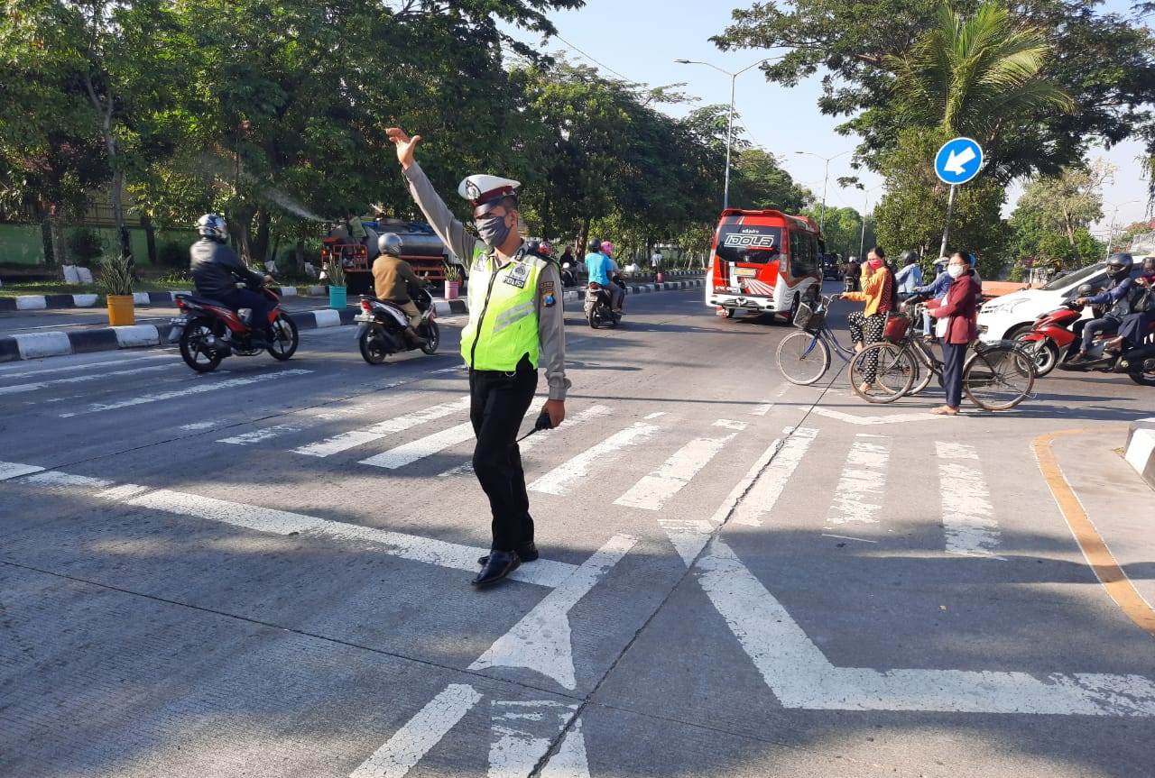 Unit Lantas Polsek Kenjeran Lakukan Pengaturan Pagi Cegah Kemacetan