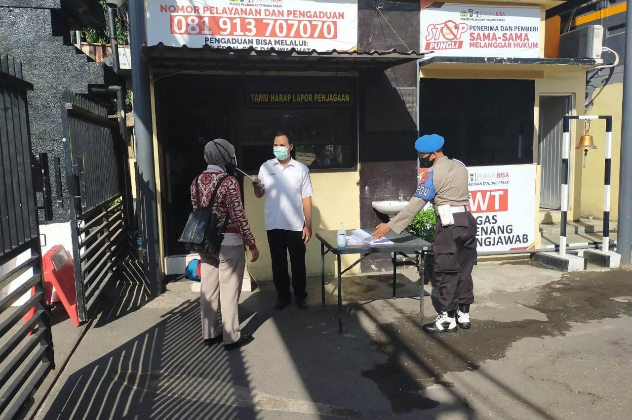 Urkes Polres Tanjung Perak Lakukan Pengecekan Suhu Badan di Pintu Masuk Mapolres