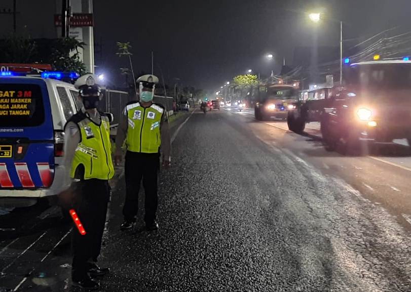 Polsek Krembangan Lakukan Patroli Mobile di Jalan Demak, Antisipasi Kriminalitas di Malam Hari
