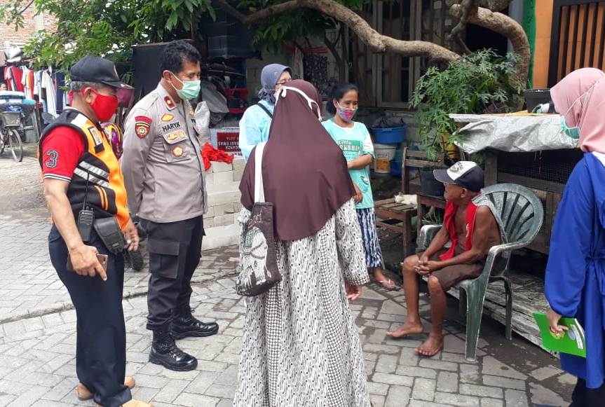 Kapolsek Asemrowo Dampingi Petugas Puskesmas Sosialisasikan Pelaksanaan Vaksinasi Covid-19
