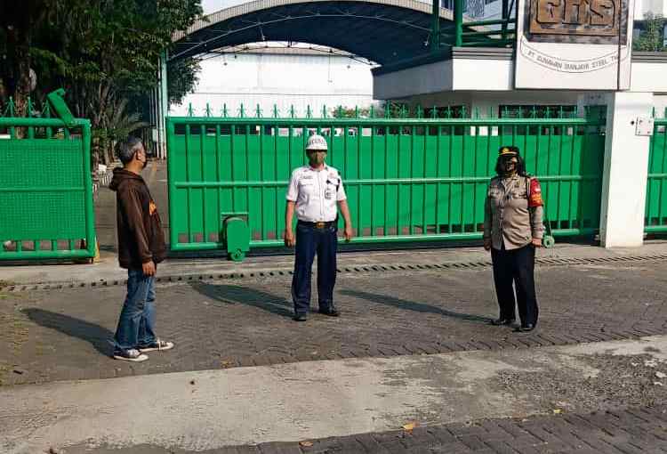 Kanit Binmas Polsek Asemrowo Koordinasi Pengamanan Hari Buruh Dengan Petugas Sekuriti