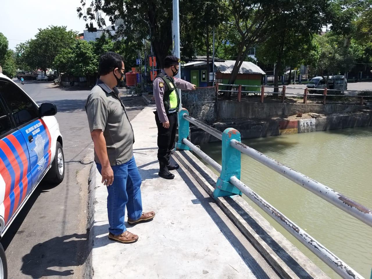 Polsek Pabean Cantikan Lakukan Pemantauan Debit Air di Sungai Kalimas, Antisipasi Potensi Banjir