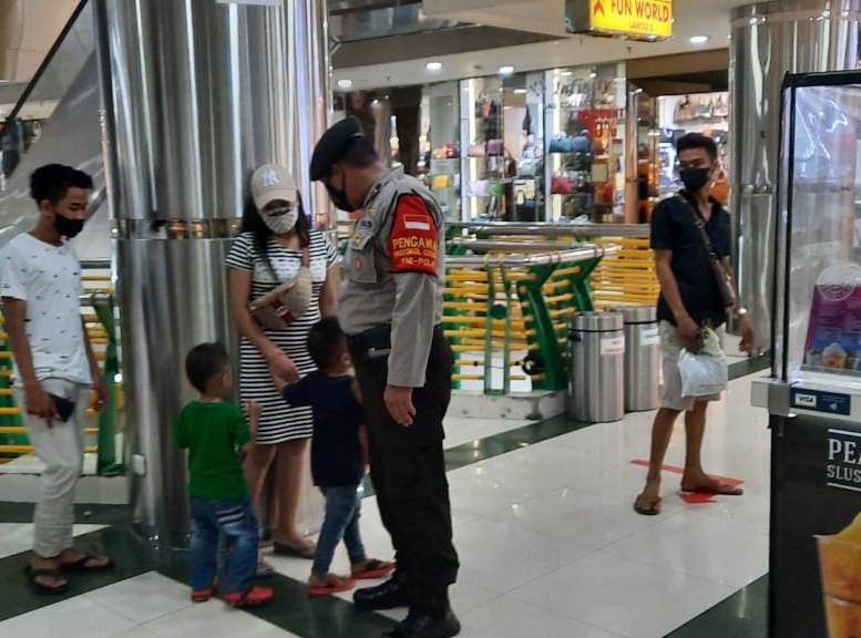 Personil Polsek Pabean Cantikan Pantau Protokol Kesehatan di Mall Pasar Atom, Tegur Pengunjung Tanpa Masker