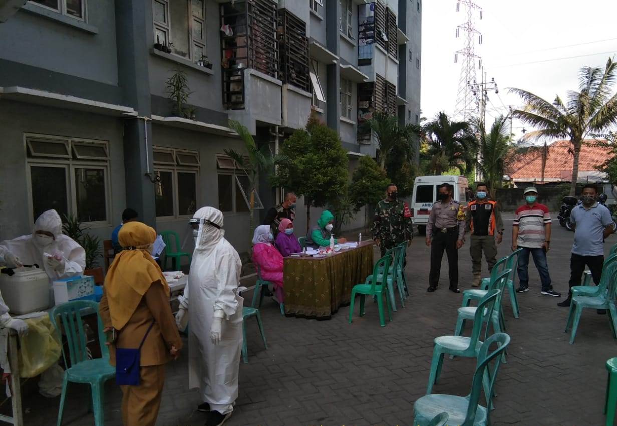 Babinkamtibmas Takal Kedinding Amankan Pelaksanaan Swab Tes di Rusun Tanah Merah