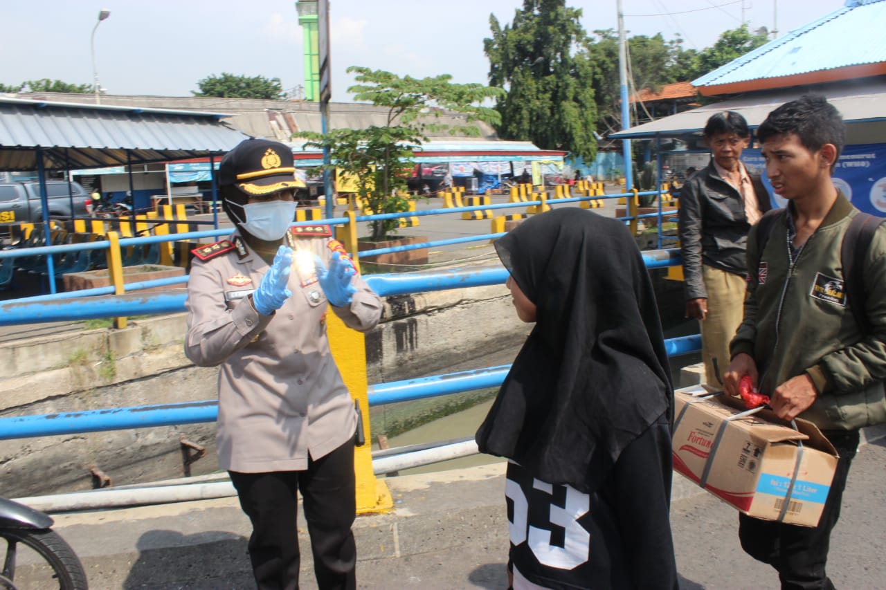 Kapolres Tanjung Perak Sampaikan Jaga Kebersihan Ke Calon Penumpang Kapal di Pelabuhan Ujung