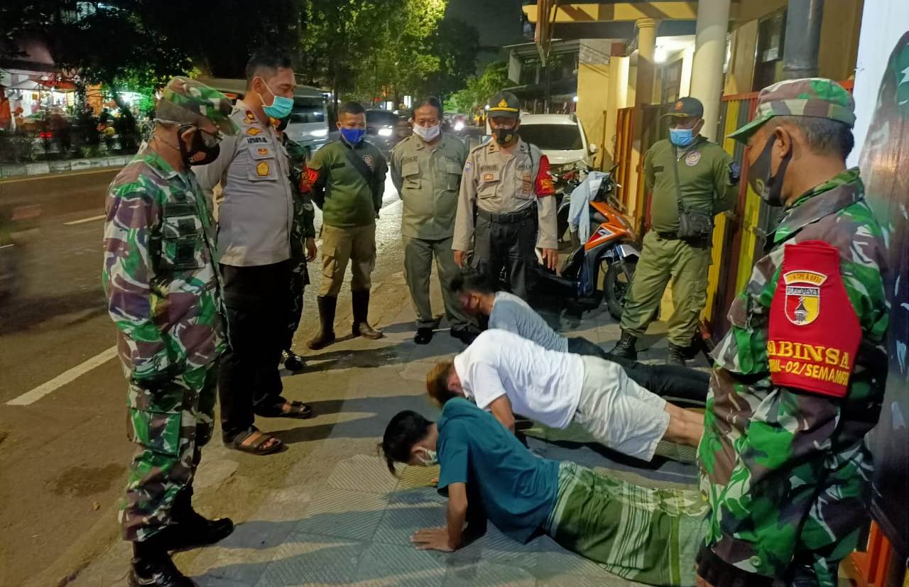 Kapolsek Semampir, Pimpin Operasi Masker Bareng TNI & Satpol PP