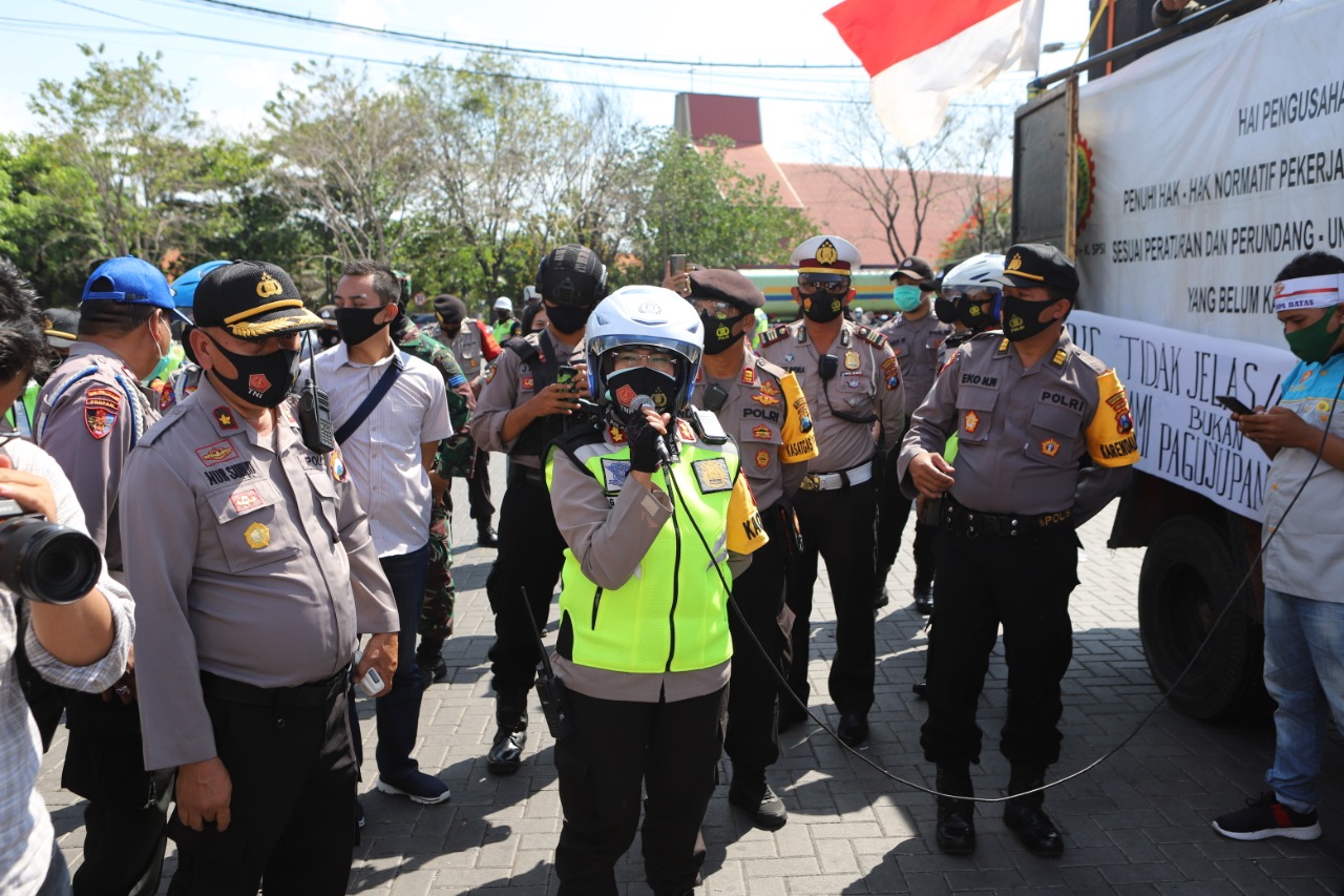 Kapolres Tanjung Perak Pimpin Pengamanan Unjuk Rasa Buruh & Pekerja PT Spil