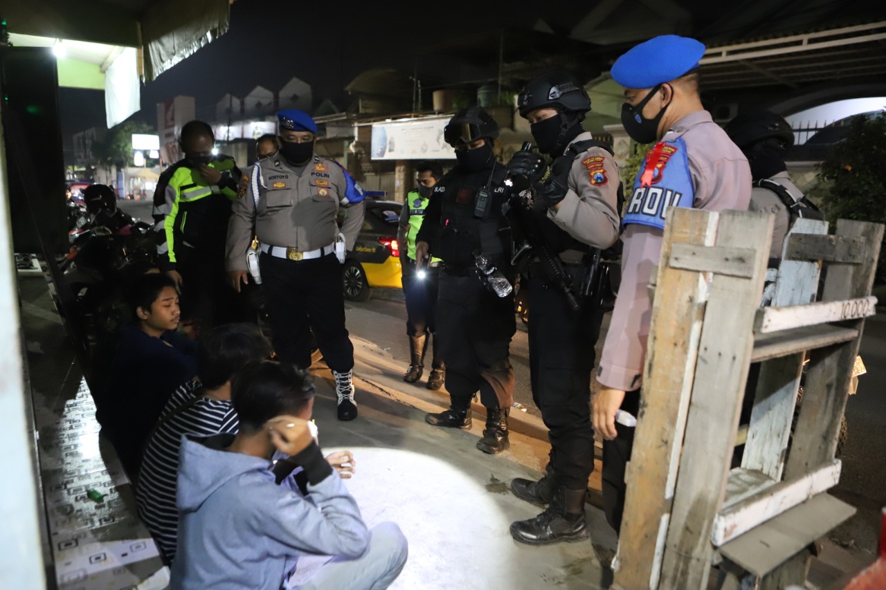 Kasat Sabhara Polres Tanjung Perak Pimpin Patroli Skala Besar, Ciptakan Situasi Kondusif Selama Natal & Tahun Baru