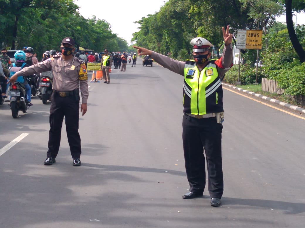 Polsek Krembangan Gelar Operasi Penertiban Masker Bersama Instansi Samping di Perempatan Klenteng Mbah Ratu