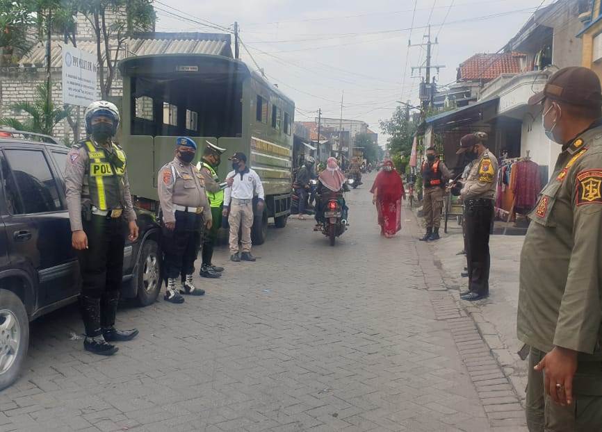 Polres Tanjung Perak Bareng Personil Samping Gelar Operasi Masker di Jalan Bulak Banteng Sekolahan