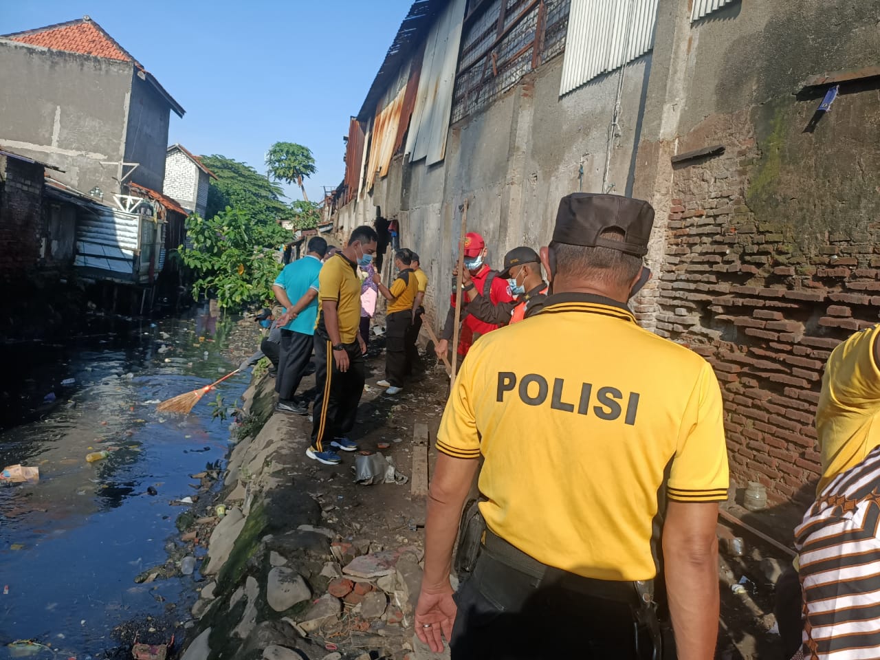 Kapolsek Semampir Bersama Anggota & Instansi Samping Ikuti Kerja Bakti Massal Bersih-Bersih Sungai Untuk Cegah Banjir