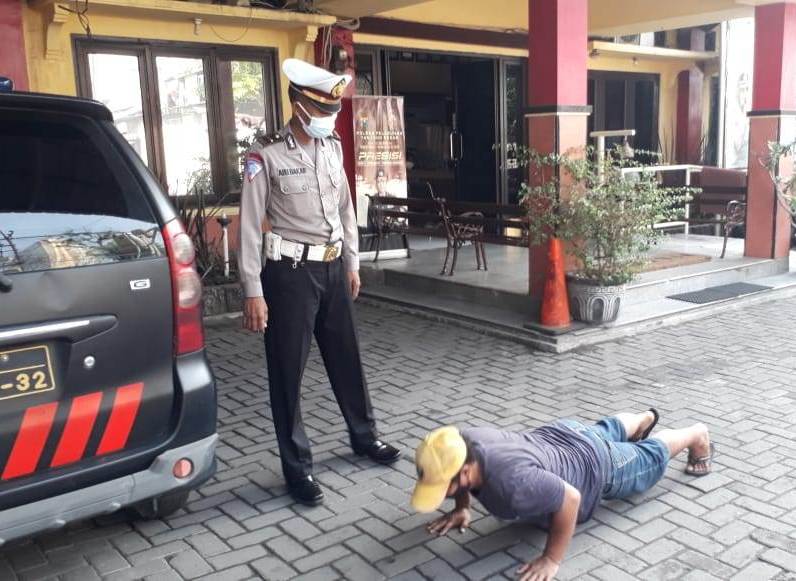 Polsek Asemrowo Gelar Penertiban Masker Untuk Tekan Penyebaran Covid-19