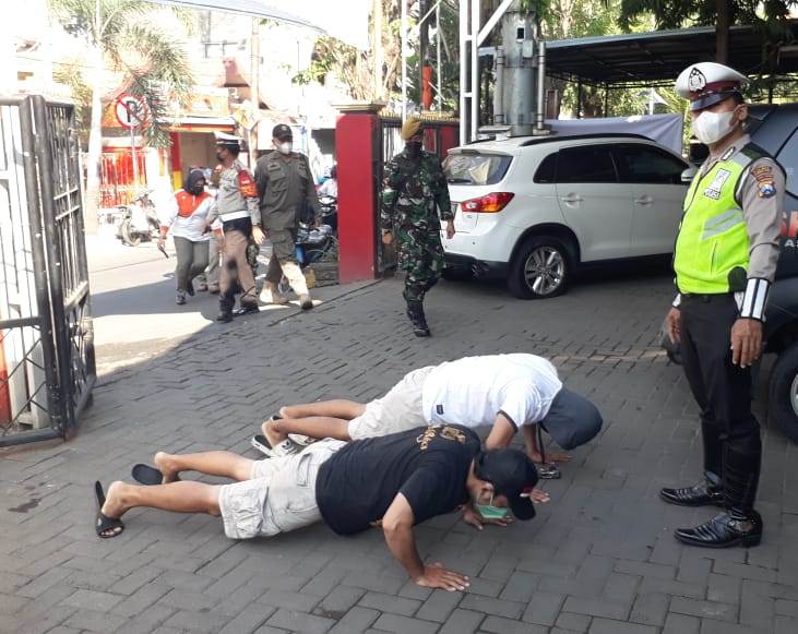 Kanit Lantas Polsek Asemrowo Pimpin Penertiban Masker di Depan Mako