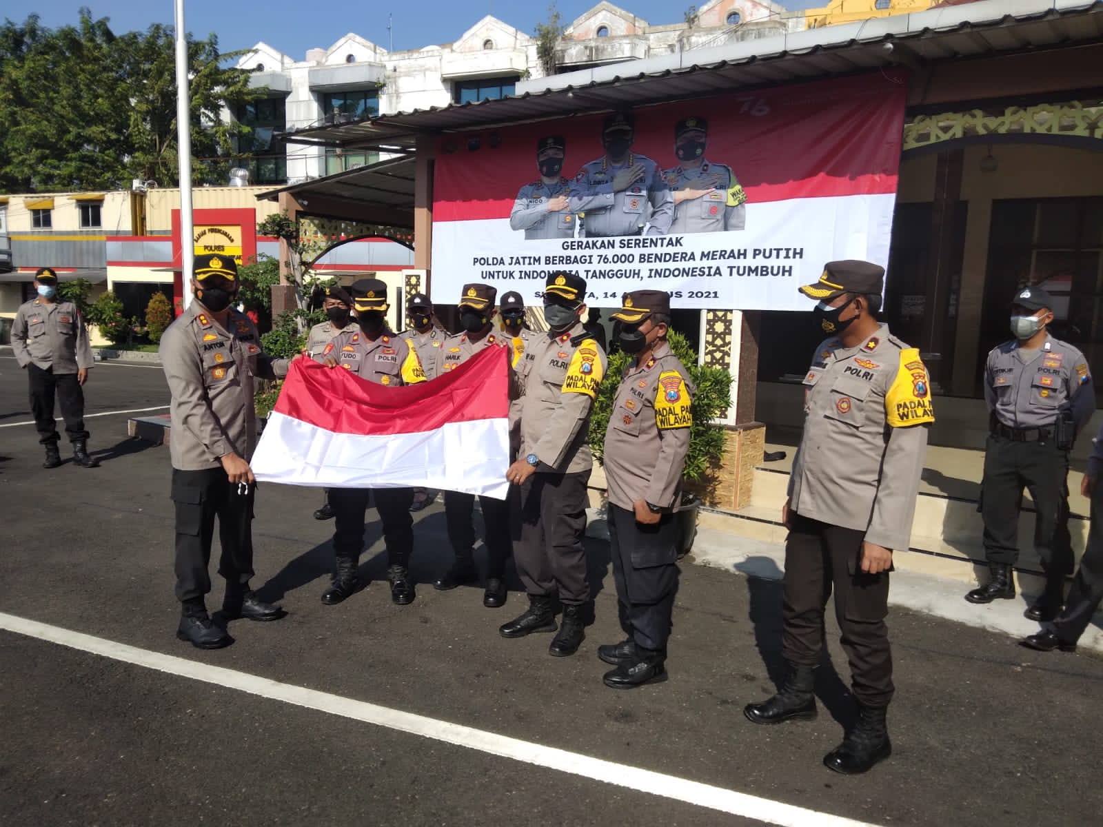 Kapolres Tanjung Perak Serahkan Bantuan 3.000 Bendera Merah Putih & Sembako Kepada Kapolsek Jajaran Serta Babinkamtibmas