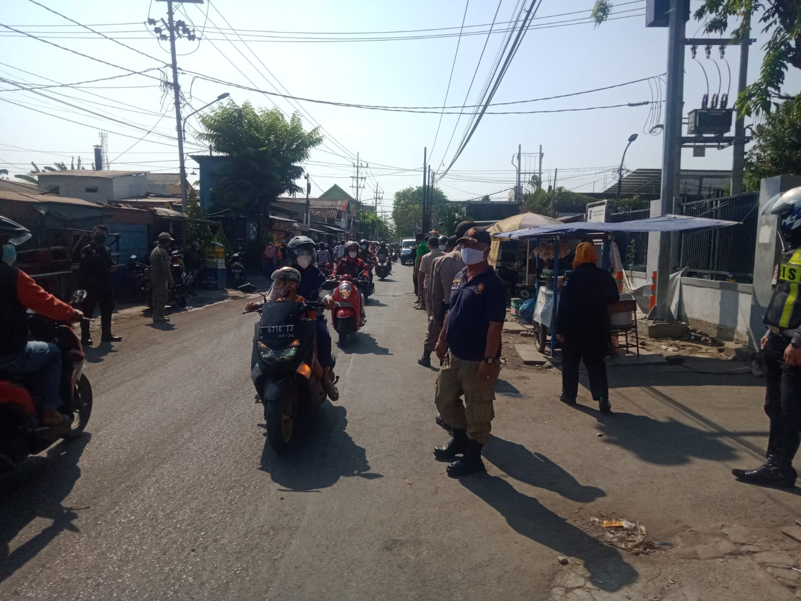 Polsek Kenjeran Bareng Personil Gabungan Gelar Operasi Masker di Jalan Takal Kedinding
