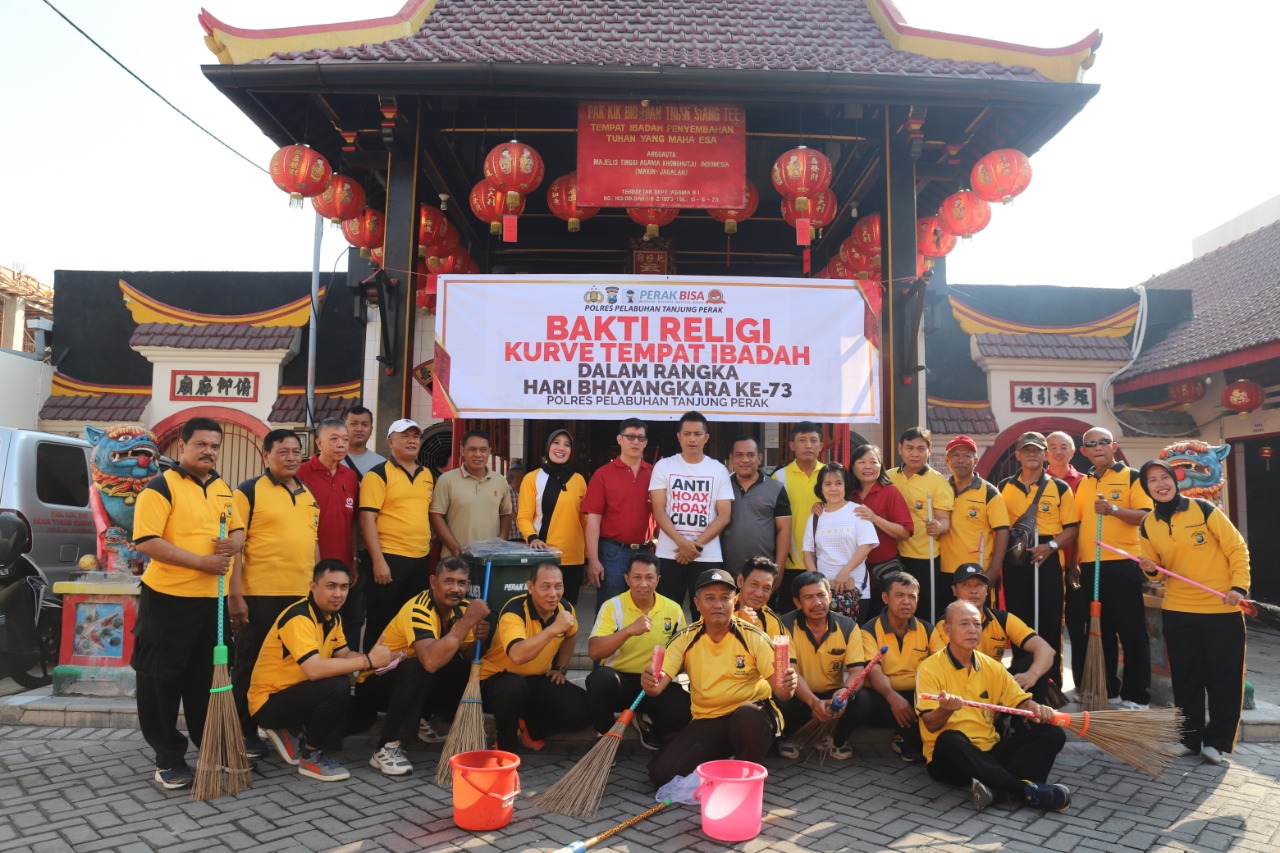 Peringati Hari Bhayangkara Ke-73, Kapolres Tanjung Perak Pimpin Acara Bersih-Bersih Klenteng