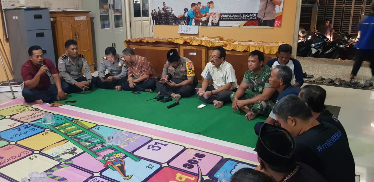 Polsek Kenjeran Gelar Cangkrukan Senin Militan, Sosialisasikan SPKT Door To Door