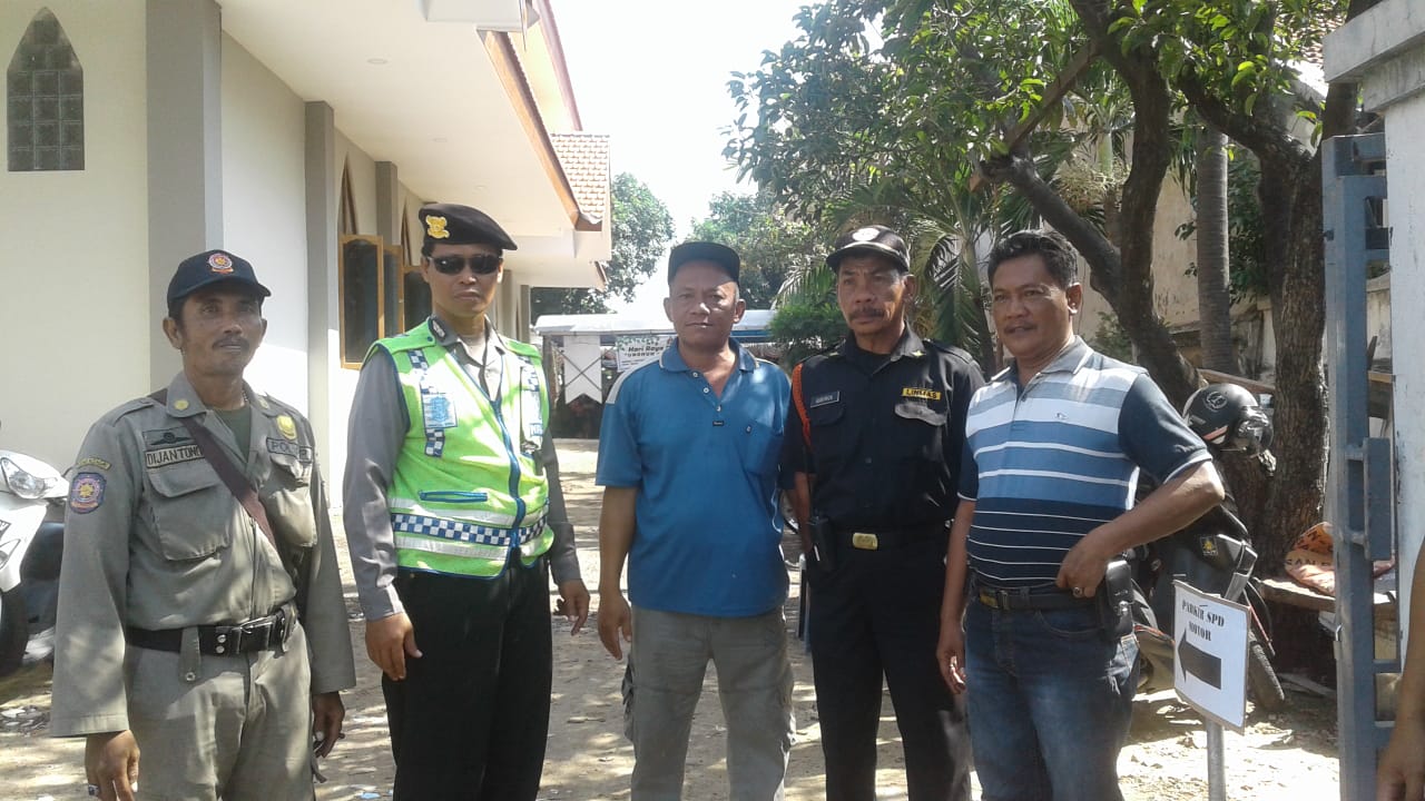 Polsek Krembangan PAM Kebaktian Minggu di GKJW Tanjung Sadari