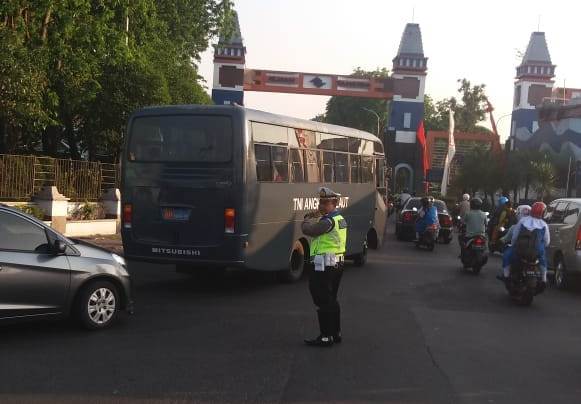 Satlantas Polres Tanjung Perak Beri Pelayanan Melalui Pengaturan Lalu Lintas Pagi