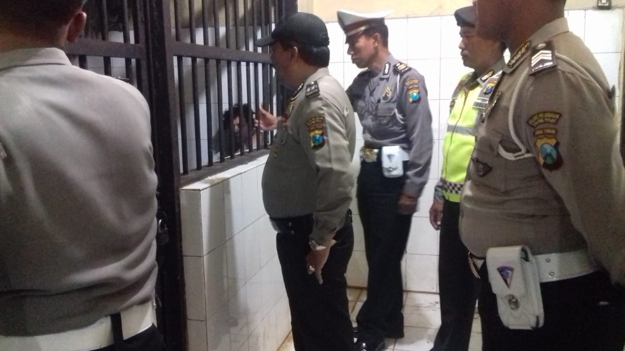 Polsek Kenjeran Cek Tahanan Selesai Apel Pergantian Piket Tugas Jaga Malam