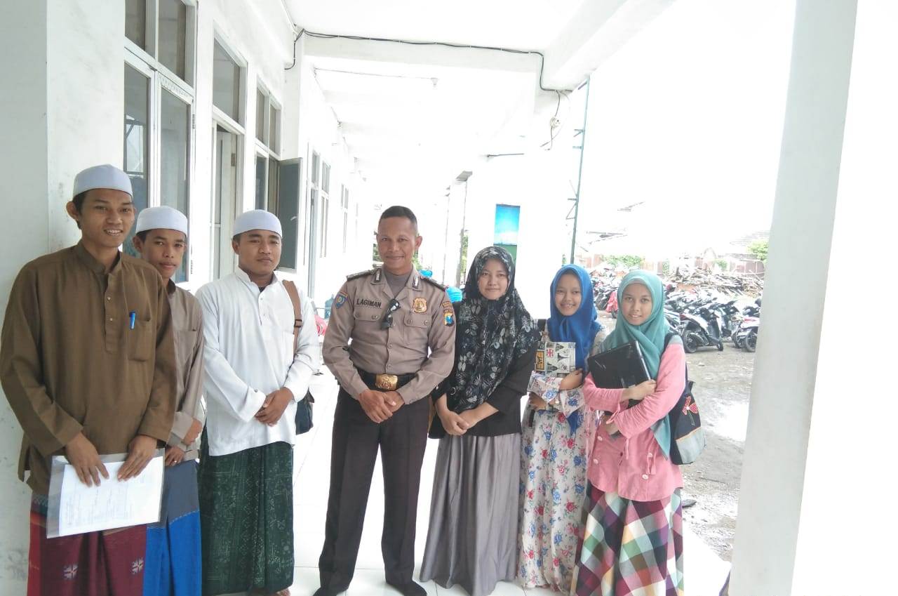 Babinkamtibmas Takal Kedinding Sampaikan Pesan Anti Golput Dalam Rabu Narsis