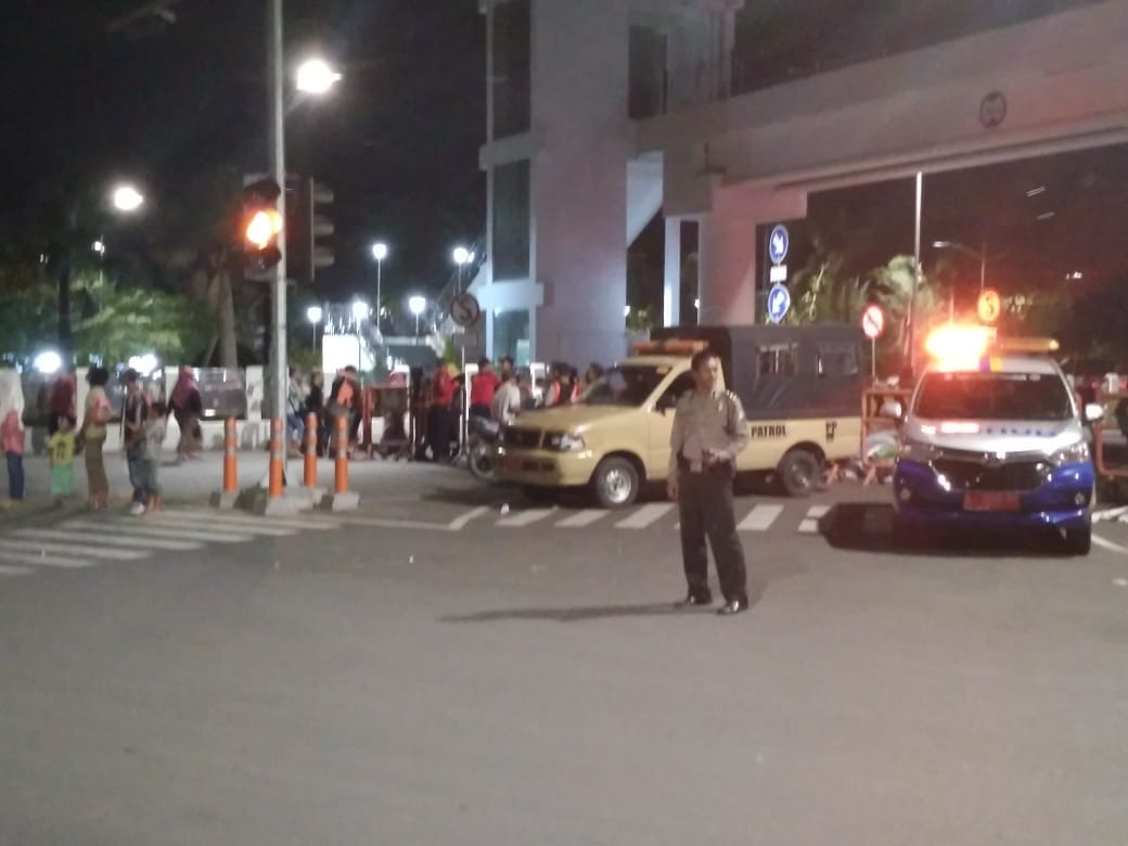 Polsek Kenjeran Lakukan Pengaturan Lalu Lintas di Jembatan Suroboyo
