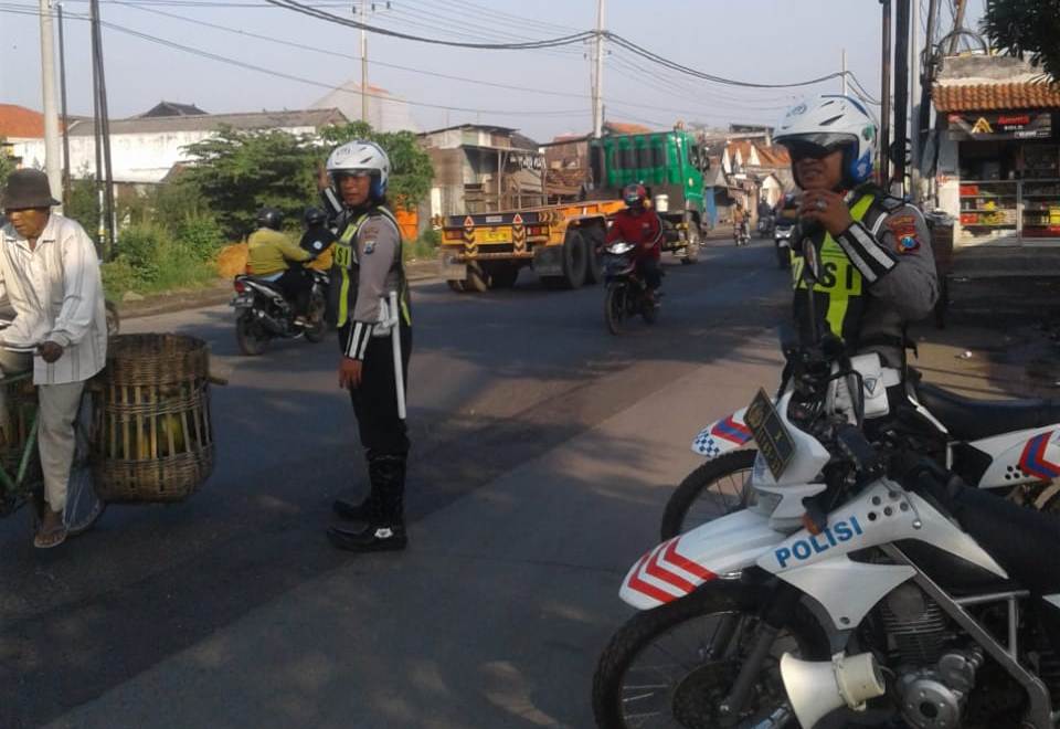 Satlantas Polres Tanjung Perak Atur Lalu Lintas Pagi Cegah Kemacetan