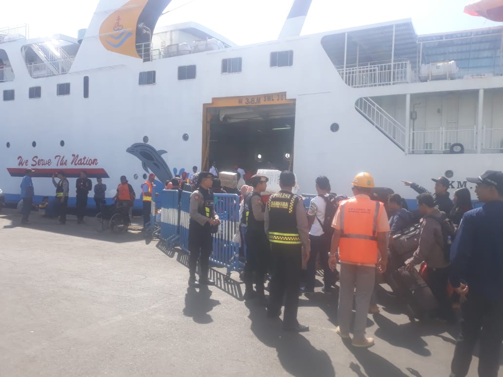 Satsabhara Polres Tanjung Perak Pantau Keamanan Penumpang KM Satya Kencana III