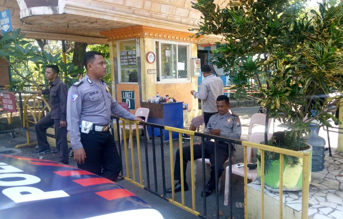 Unit Sabhara & Unit Lantas Polsek Kenjeran Lakukan Pengamanan di Wisata Kenpark