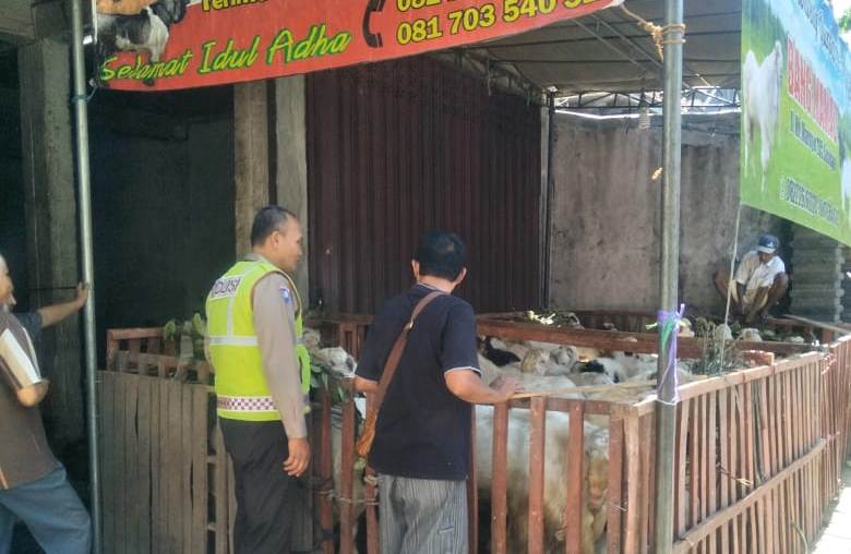 Babinkamtibmas Nyamplungan Sampaikan Pesan Kebersihan Ke Pedagang Kambing Kurban