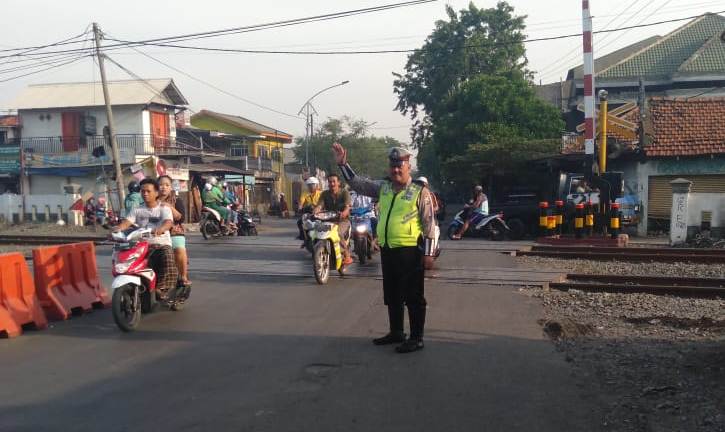 Unit Lantas Polsek Asemrowo Lakukan Pengaturan Pagi Bantu Keberangkatan Pekerja