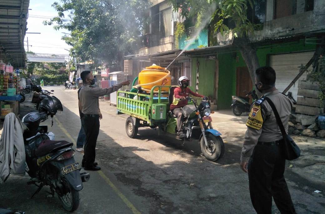 Panit Binmas Polsek Krembangan Kawal Penyemprotan Disinfektan