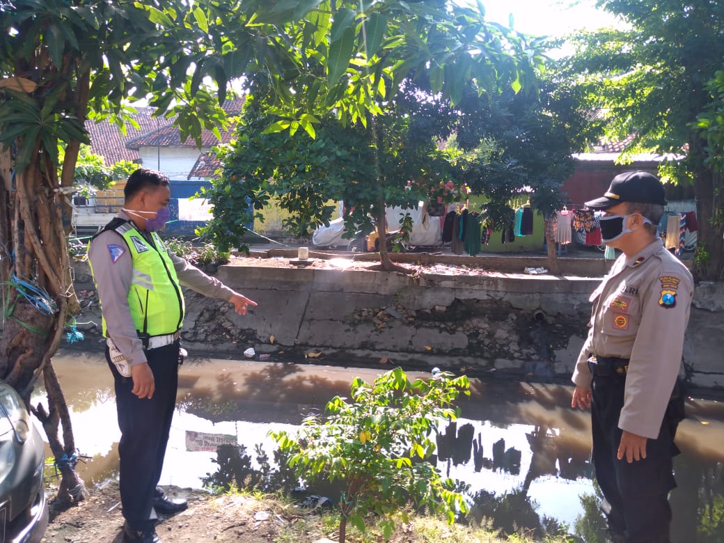 Polsek Semampir Pantau Ketinggian Air di Sungai Pegirian, Antisipasi Potensi Banjir