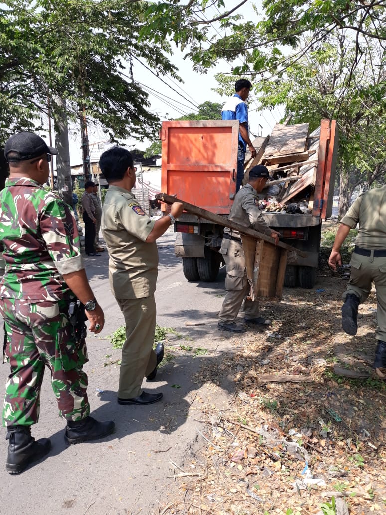 Polsek Kenjeran Kawal Pembongkaran Lapak PKL