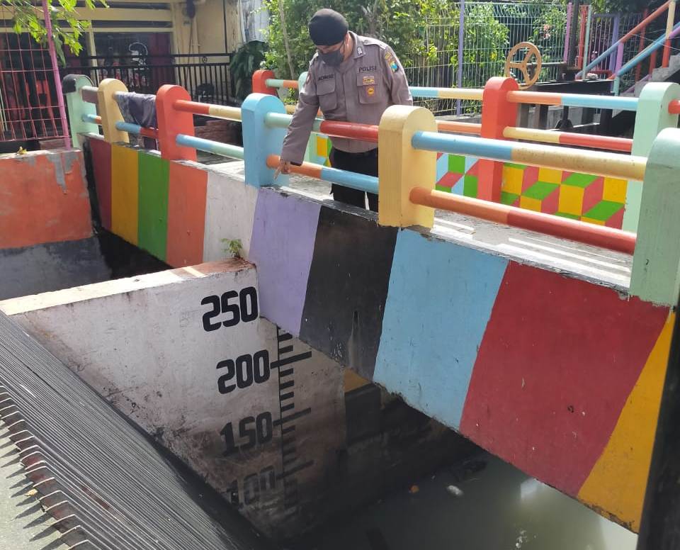 Polsek Krembangan Lakukan Pemantauan Debit Air, Waspadai Potensi Banjir