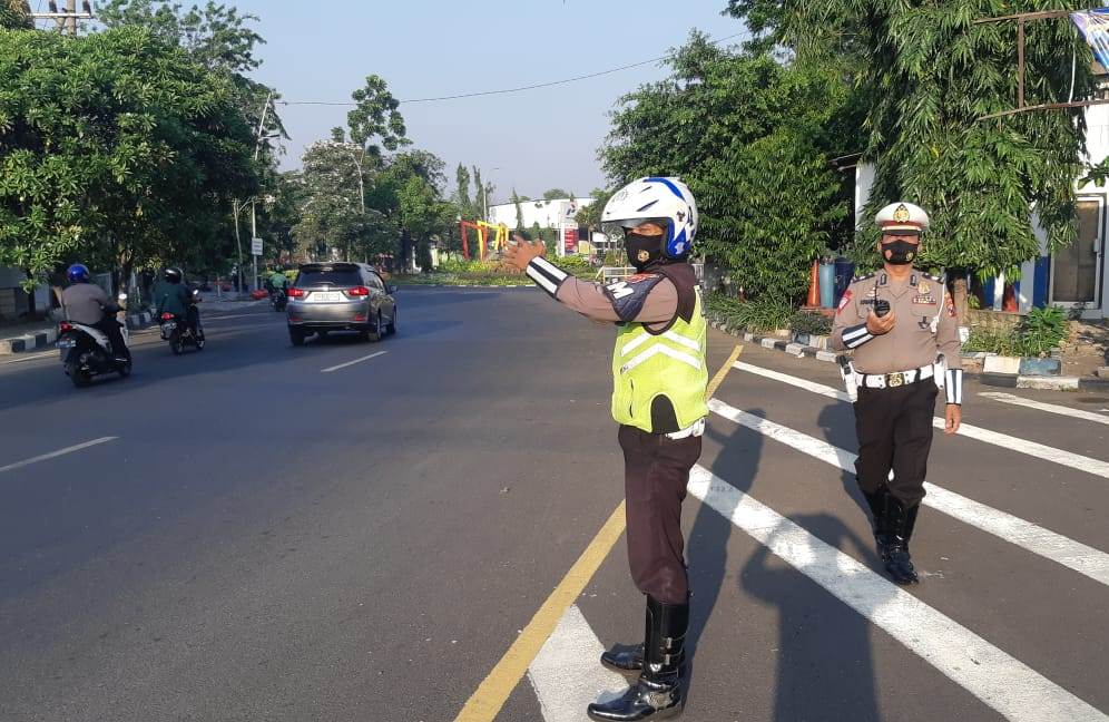Satlantas Polres Tanjung Perak Lakukan Pengaturan Pagi, Berikan Pelayanan Kepada Masyarakat