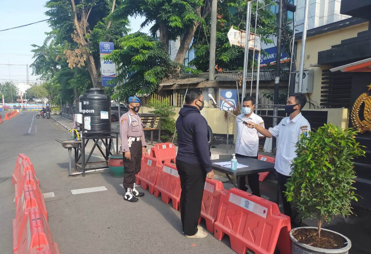 Urkes Polres Tanjung Perak Lakukan Cek Suhu Badan, Cegah Masuknya Virus Corona