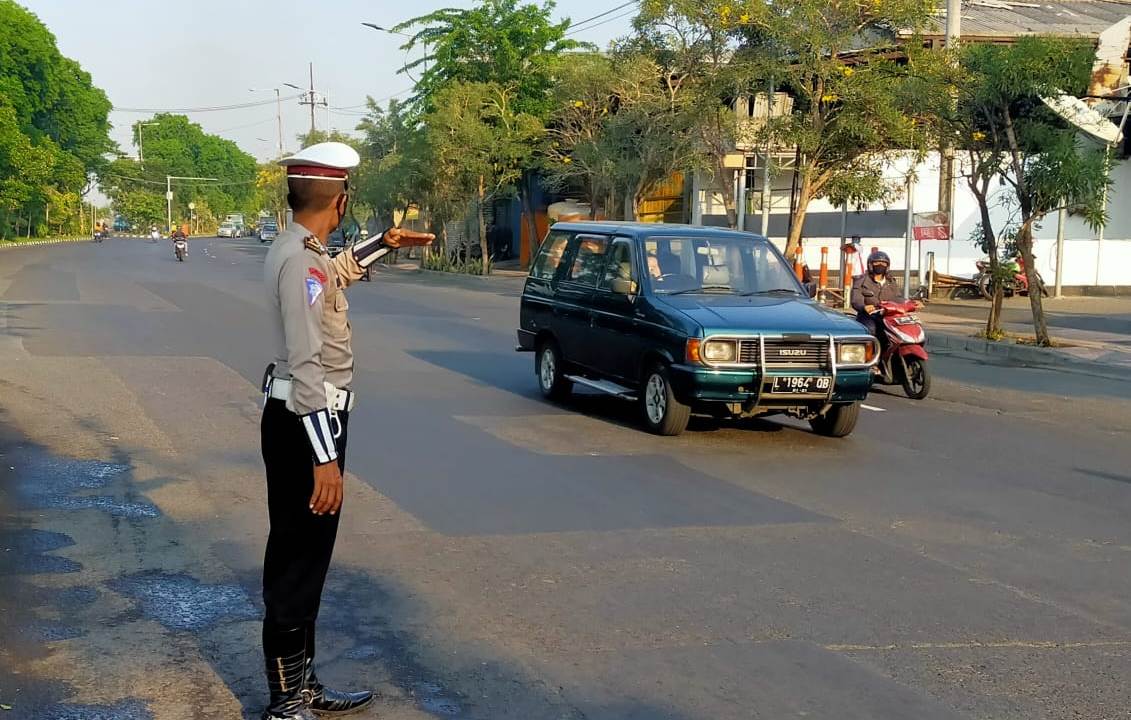 Unit Lantas Polsek Asemrowo Laksanakan Pengaturan Pagi Cegah Kemacetan