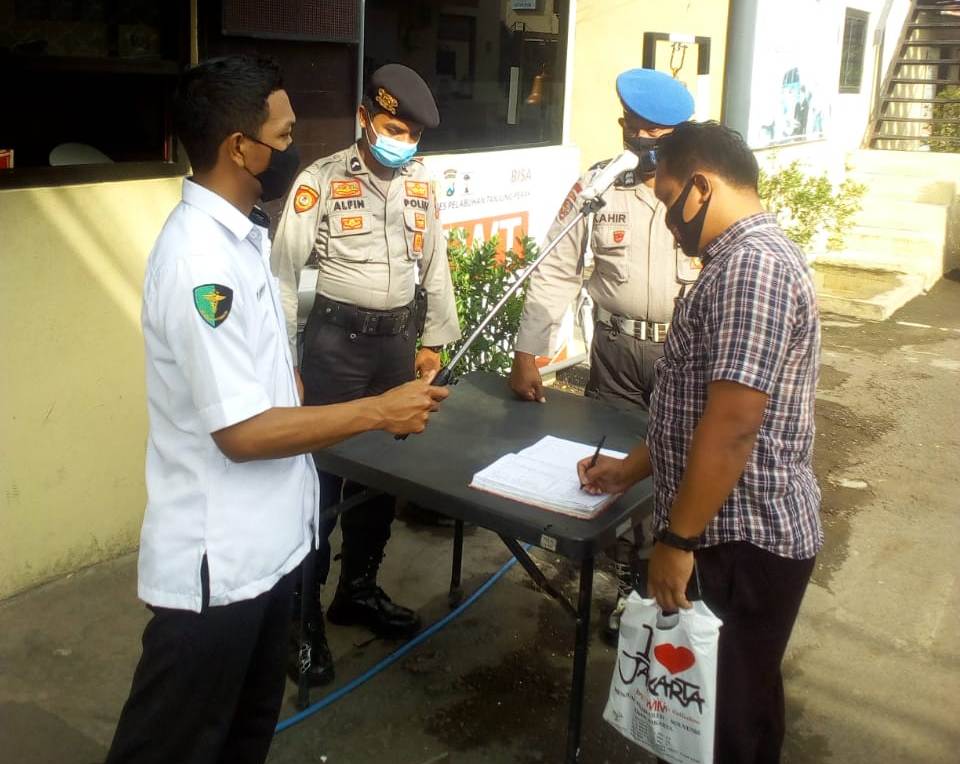 Cegah Penyebaran Covid-19, Urkes Polres Tanjung Perak Rutin Lakukan Pengecekan Suhu Badan