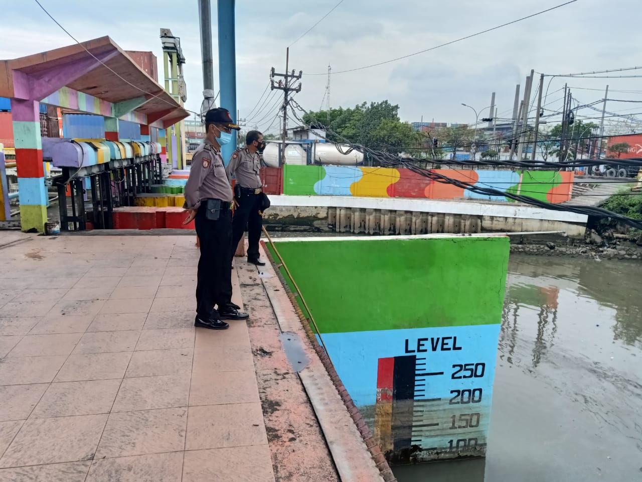 Personil Polsek Asemrowo Pantau Debit Air, Waspada Potensi Banjir