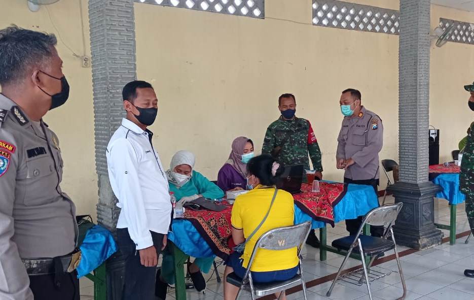 Wakapolsek Krembangan Pimpin Pengamanan Vaksinasi di Balai RW 08 Morokrembangan